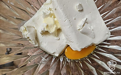 В отдельной емкости смешайте творог с яйцом и сливочным маслом. Аккуратно перемешайте до однородной консистенции. 