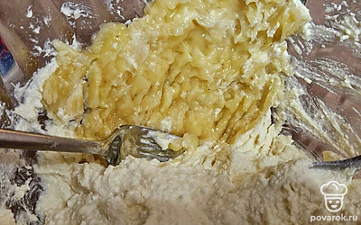 Банан очистите от кожуры и добавьте в емкость. С помощью вилки сделайте из него пюре.