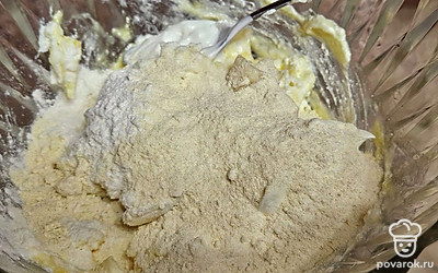 Добавьте муку, сметану и сахар. Перемешайте до однородности. 