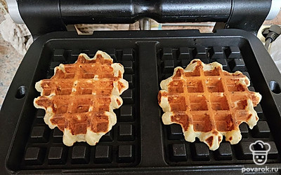 Выложите тесто в вафельницу (по две ложки). Жарьте 3-5 минут. 