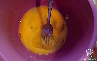 Соедините яйца с ванильным сахаром, перемешайте.