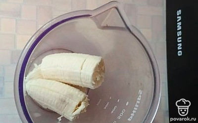 Банан почистите, нарежьте.