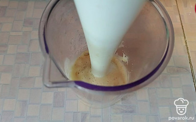 Пробейте блендером банан.