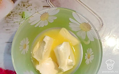 Сливочное масло слегка растопите.