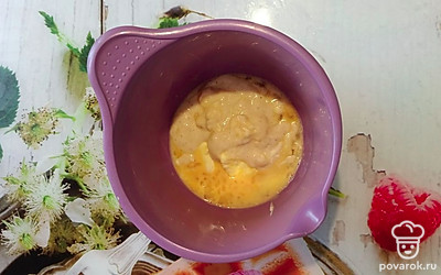 В яичную смесь добавьте пюре банана, сливочное масло и перемешайте.