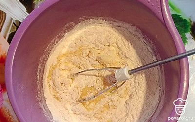 В жидкую смесь добавьте муку с разрыхлителем.