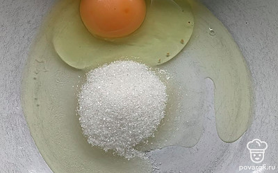 Смешать яйцо, сахар и соль.