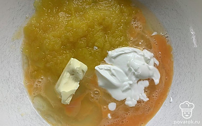 Добавить тыквенное пюре, сметану и мягкое масло.
