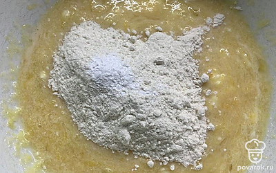 Добавить муку и разрыхлитель.