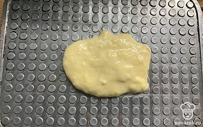 Ложкой выложить тесто в предварительно разогретую электровафельницу.