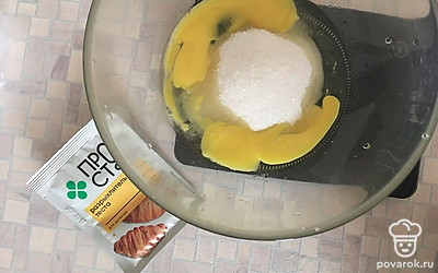 Яйца взбейте с сахаром и щепоткой соли.