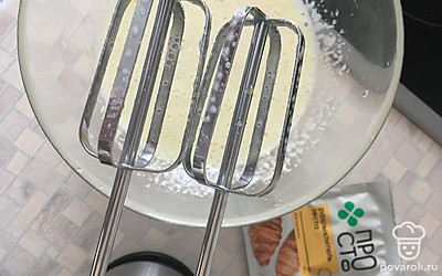 Влейте молоко и масло, перемешайте. Отдельно смешайте муку с какао и разрыхлителем.