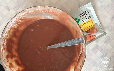 В молочно-яичную смесь постепенно добавьте мучную. Перемешайте до однородности. Выпекайте в вафельнице или мультипекаре до готовности (3-4 минуты). 