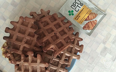 Подавайте вафли к чаю или кофе. Можно полить сгущенкой, шоколадом или вареньем. 