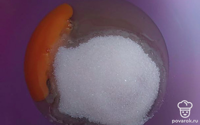Яйца взбить с сахаром до густой пены.