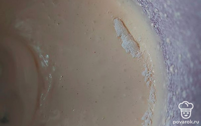 Не переставая взбивать, добавить муку с разрыхлителем. Замесить тесто.