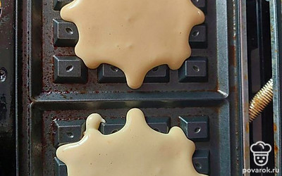 На разогретые панели выложить тесто, выпекать 5-7 минут.