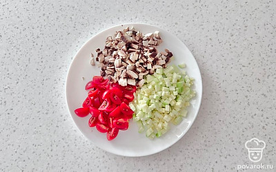 Овощи и грибы мелко нарезать. Черри можно разрезать на 4 части. Если в рецепт добавляете сыр, его можно мелко нарезать или натереть на крупной терке.