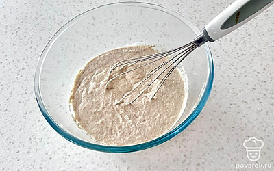 Смешать все сухие ингредиенты, влить молоко и масло. Замешать тесто, используя венчик.