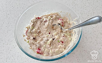 Добавить овощи к тесту, перемешать. Выпекать в электрической вафельнице. 