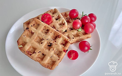 Можно добавить другие овощи, твердый сыр, специи и травы. Вафли отлично сочетаются со свежим салатом и различными соусами.