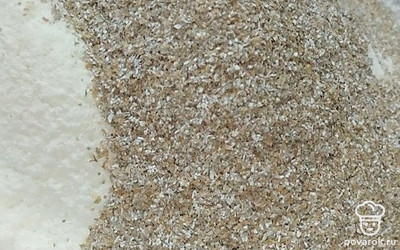 К муке добавьте отруби любые: ржаные, пшеничные или овсяные. 