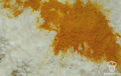 К муке и отрубям всыпьте сахар, соль, ванилин, разрыхлитель теста и куркуму для придания красивого цвета. 