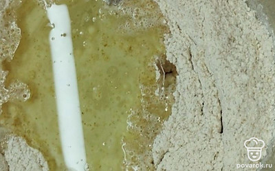 Добавьте 5 столовых ложек растительного масла. 