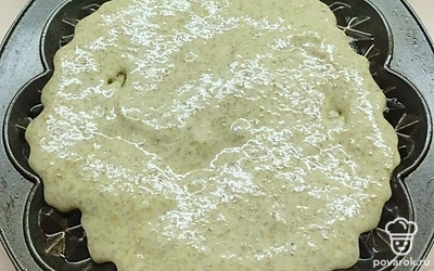 Хорошо перемешайте тесто. Нагрейте электровафельницу, смажьте оставшимся растительным маслом. Выложите тесто и закройте электровафельницу для выпечки. 