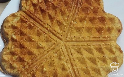 Выпекайте 5-7 минут. Время выпечки зависит от мощности вафельницы и желаемого цвета вафель. Если вафли прилипли, подденьте их аккуратно деревянной лопаткой. 