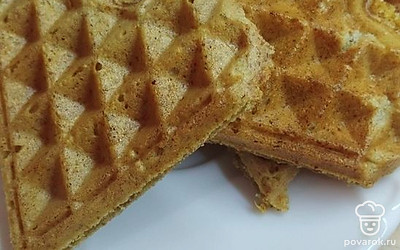 Выпекайте вафли, пока не кончится тесто. Готовые вафли не складывайте друг на друга, если хотите, чтобы они остались хрустящими. Когда вафли остынут, разрежьте их на части. 