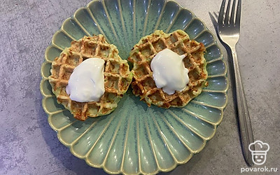 Подавайте со сметаной.