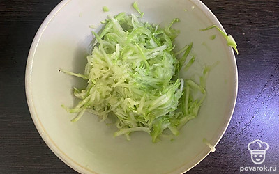 Кабачок натрите на крупной терке, отожмите лишнюю жидкость.