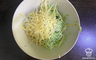 Добавьте тертый сыр.