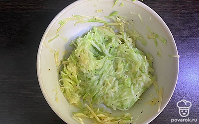 Добавьте яйцо и перемешайте.