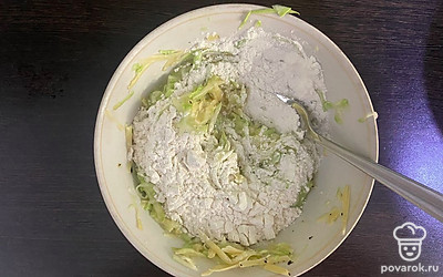 Всыпьте муку.