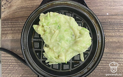 Перемешайте, выпекайте в вафельнице до готовности.