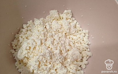 В глубокую миску выложите творог. Вкуснее всего получается из девятипроцентного, можно и пятипроцентный.