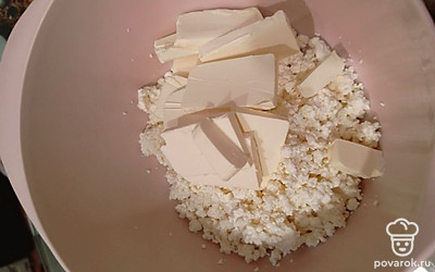 Добавьте размягченный маргарин. Можно и сливочное масло, но мне кажется, на маргарине выпечка получается лучше.