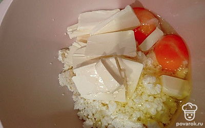 Вбейте яйца.