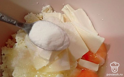 Всыпьте чайную ложку разрыхлителя.