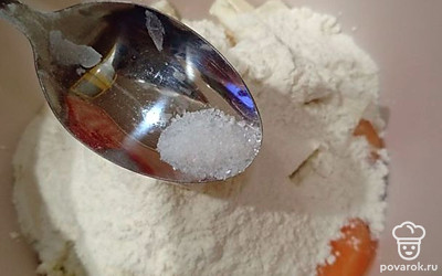 Положите немного соли.