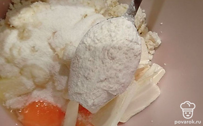 Введите просеянную муку.