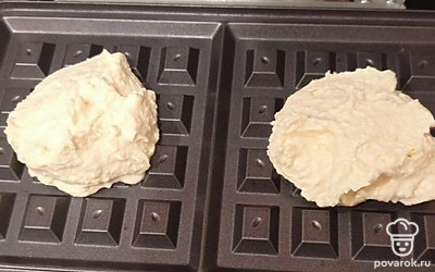 Выпекайте в разогретой вафельнице. Выкладывайте на панель тесто по столовой ложке.