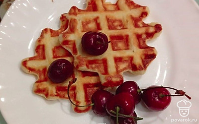 Подавайте вафли горячими, хотя и остывшими они очень вкусные. Подавайте с джемом, вареньем, сгущенным молоком. Приятного чаепития!