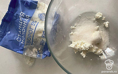 Смешайте творог и сахар.