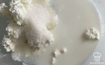 Влейте молоко и перемешайте.