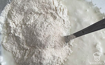 Всыпьте муку и перемешайте.