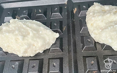 Вылейте по ложке теста на вафельницу. Выпекайте до готовности.