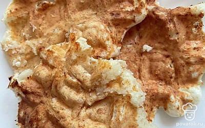 Подавайте вафли со свежими ягодами и сметаной.